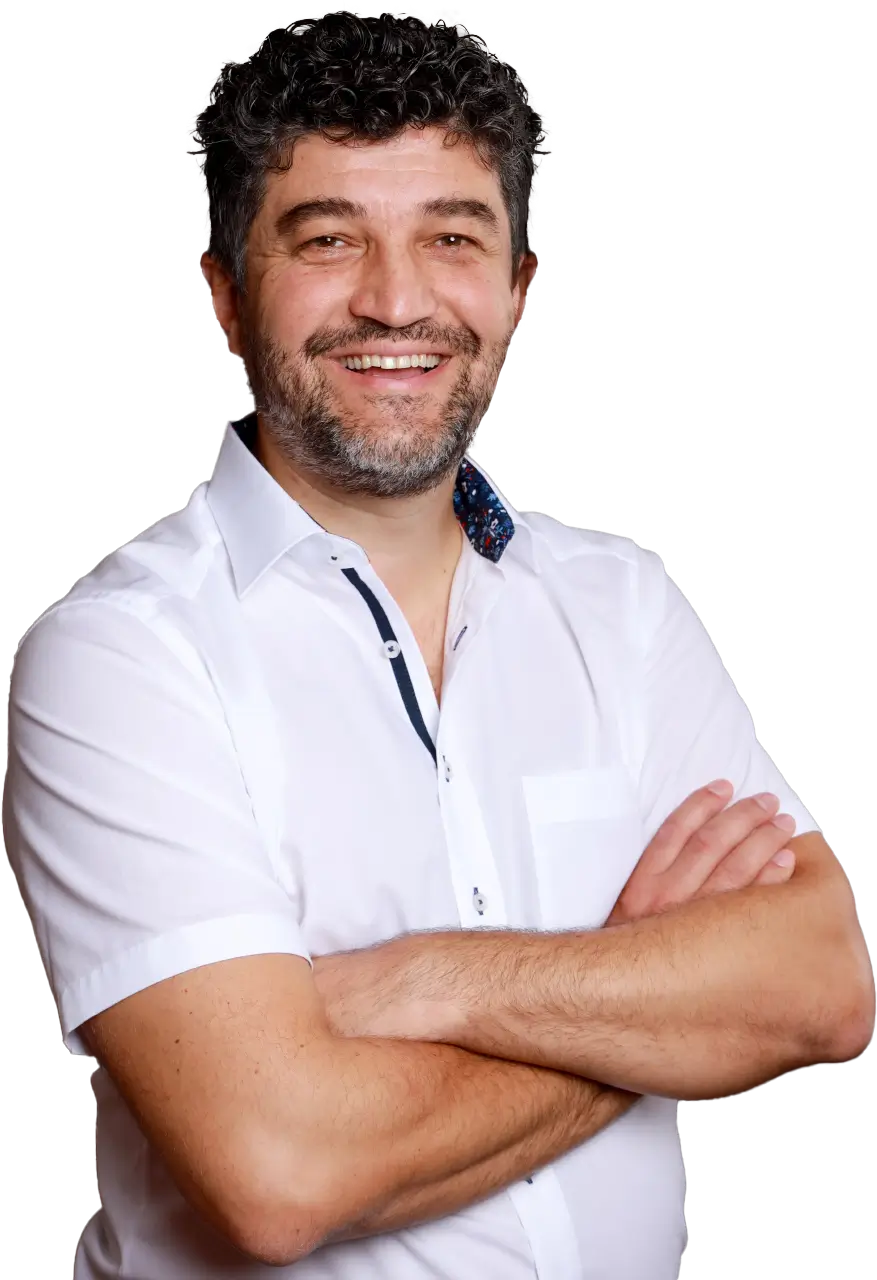 Mehmet Kibar in weißem Hemd, lächelt in die Kamera